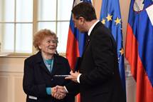 12. 12. 2016, Ljubljana – Predsednik Republike Slovenije Borut Pahor je dr. Zinki Zorko vroil odlikovanje medaljo za zasluge (STA)